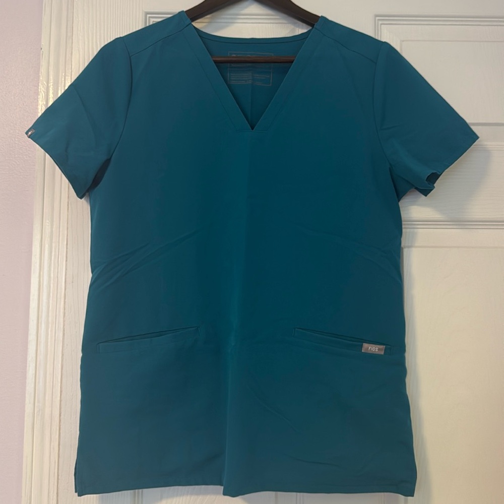 Figs Casma Three Pocket Scrub Top. Caribbean blue.